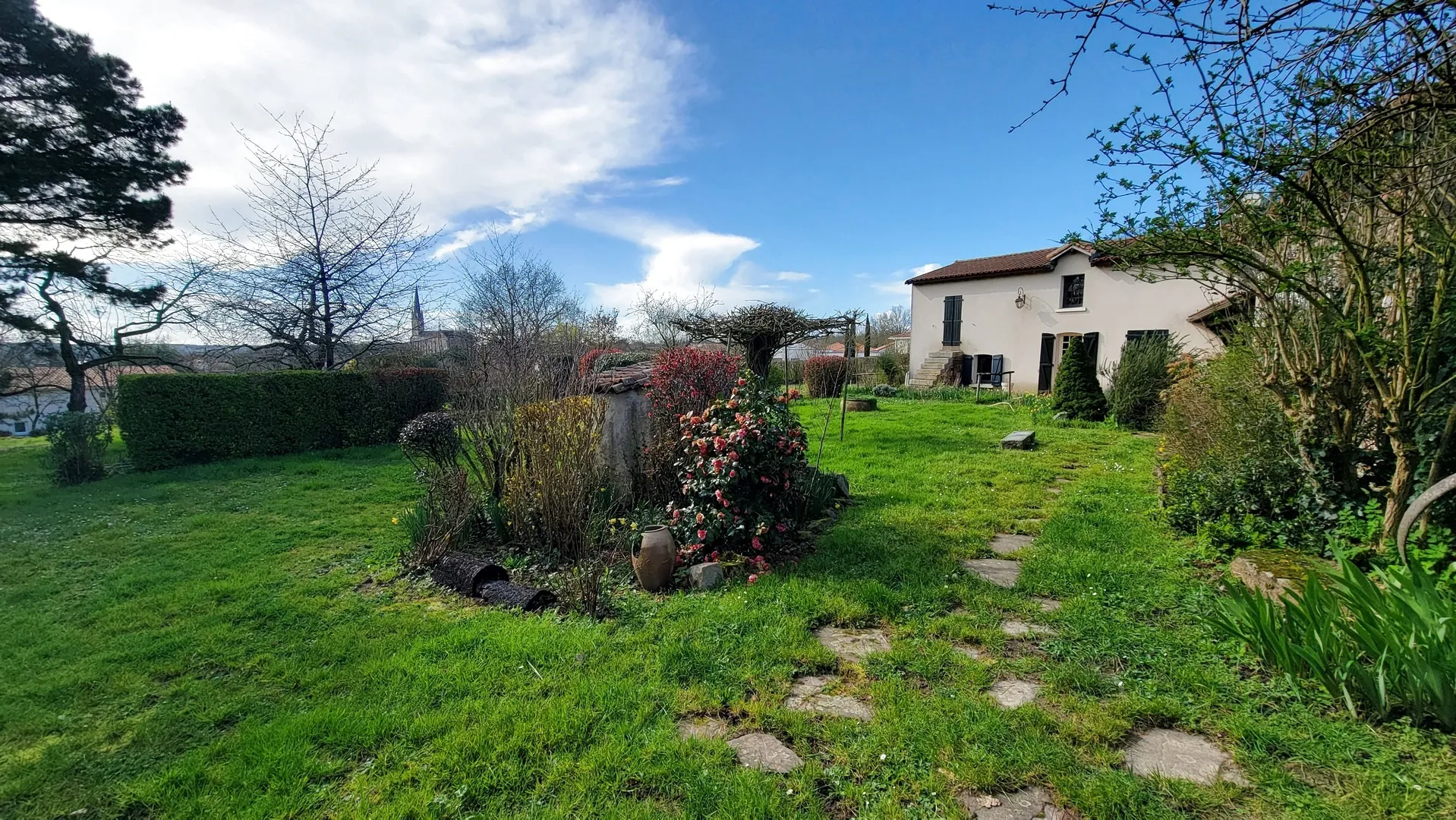 Maison à vendre entre Cholet, Chemillé et Vihiers à Coron ! 