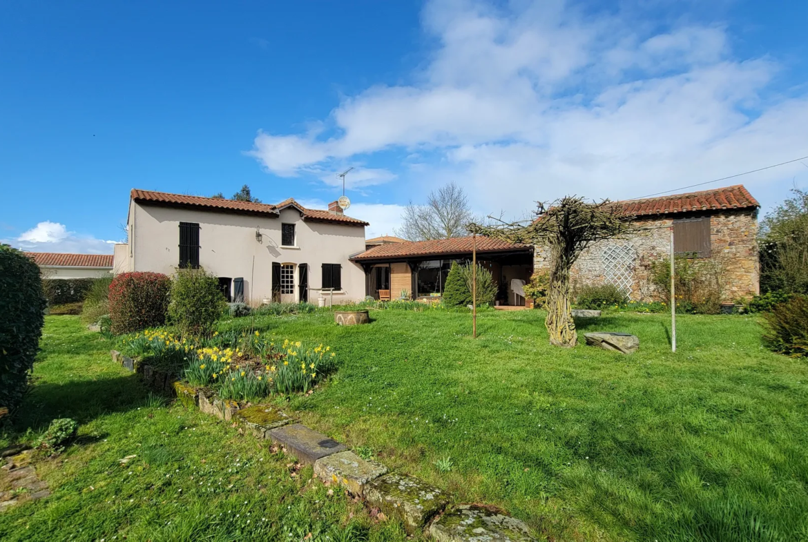 Maison à vendre entre Cholet, Chemillé et Vihiers à Coron ! 