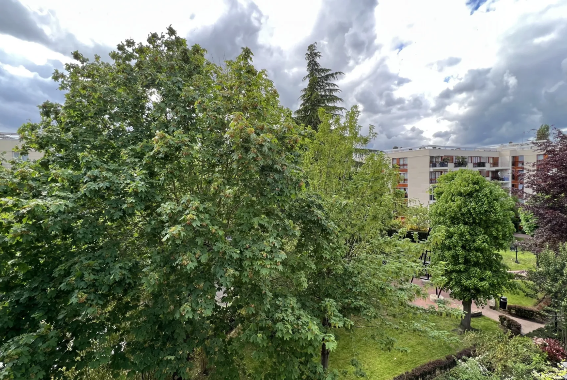 Appartement au dernier étage avec loggia à Le Chesnay 