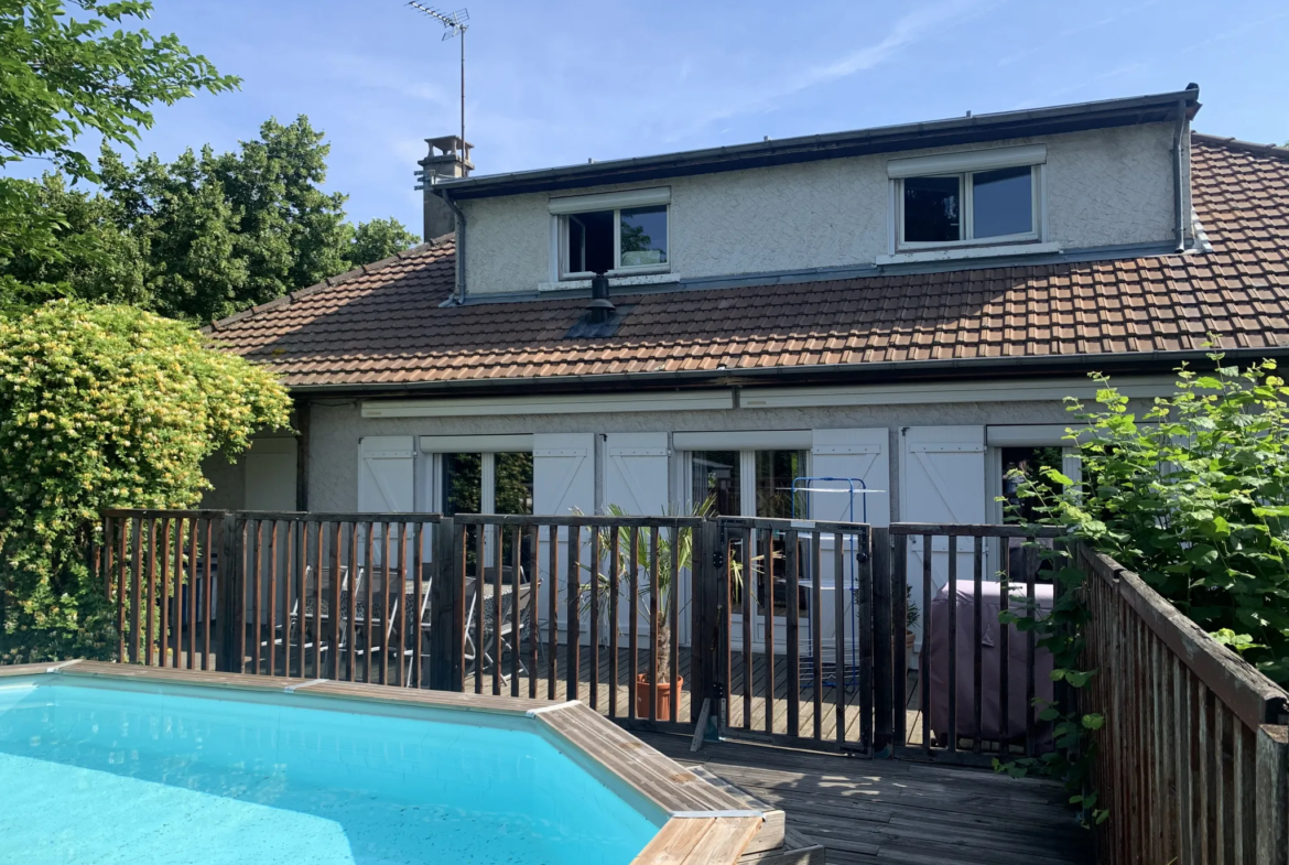 Maison Familiale à Espinasse-Vozelle avec Piscine 