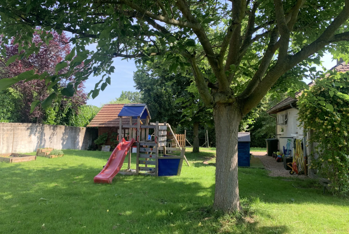 Maison Familiale avec Piscine à Espinasse-Vozelle 