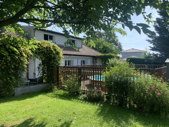 Maison Familiale à Vendre à Espinasse-Vozelle avec Piscine