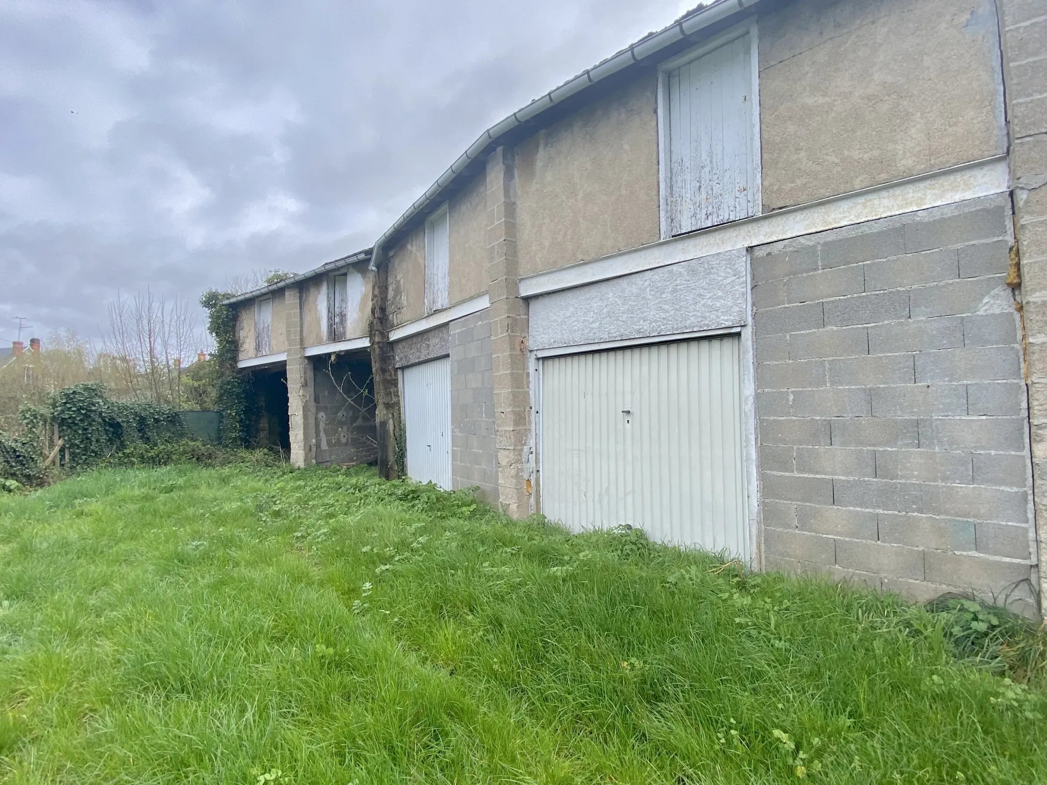 Maison avec 3 chambres et 6 garages à Vierzon 