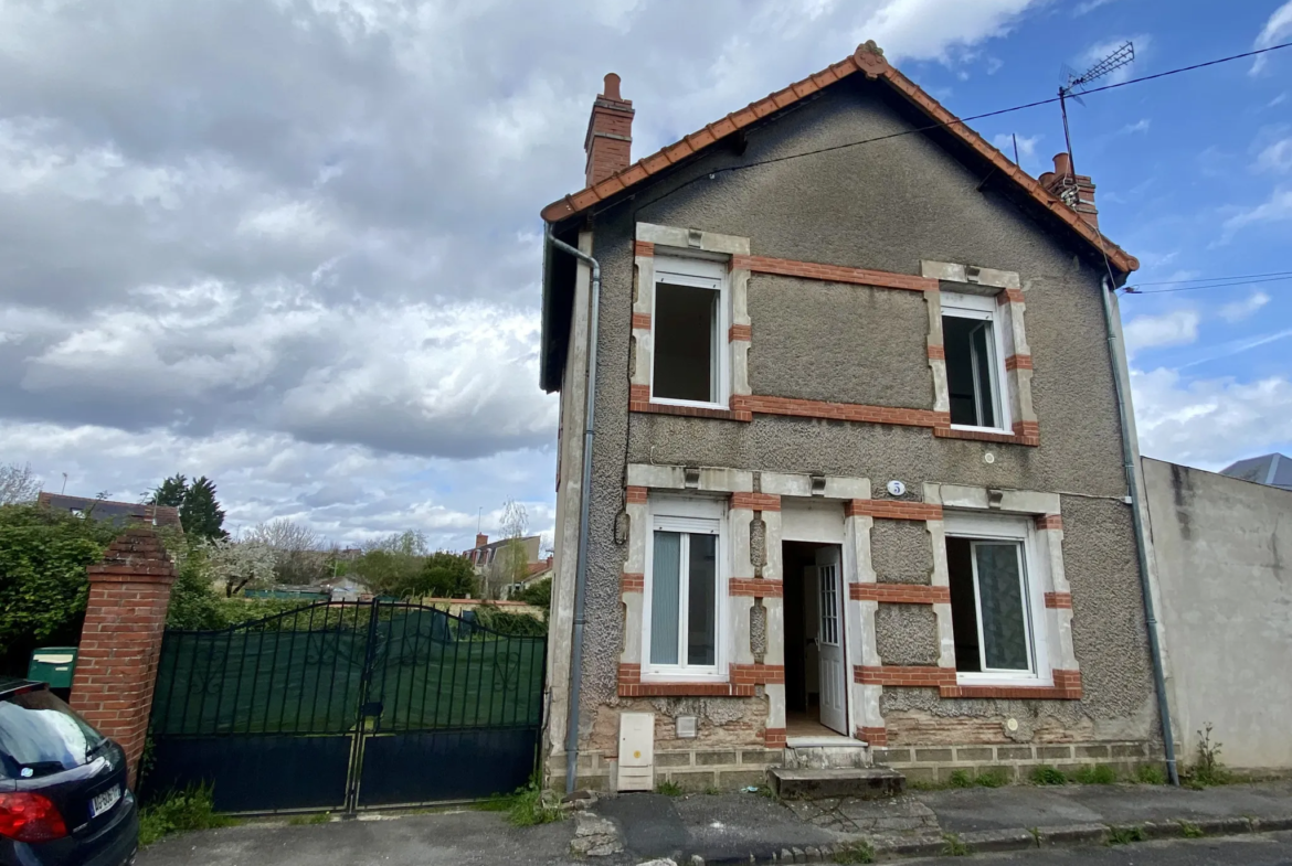 Maison avec 3 chambres et 6 garages à Vierzon 