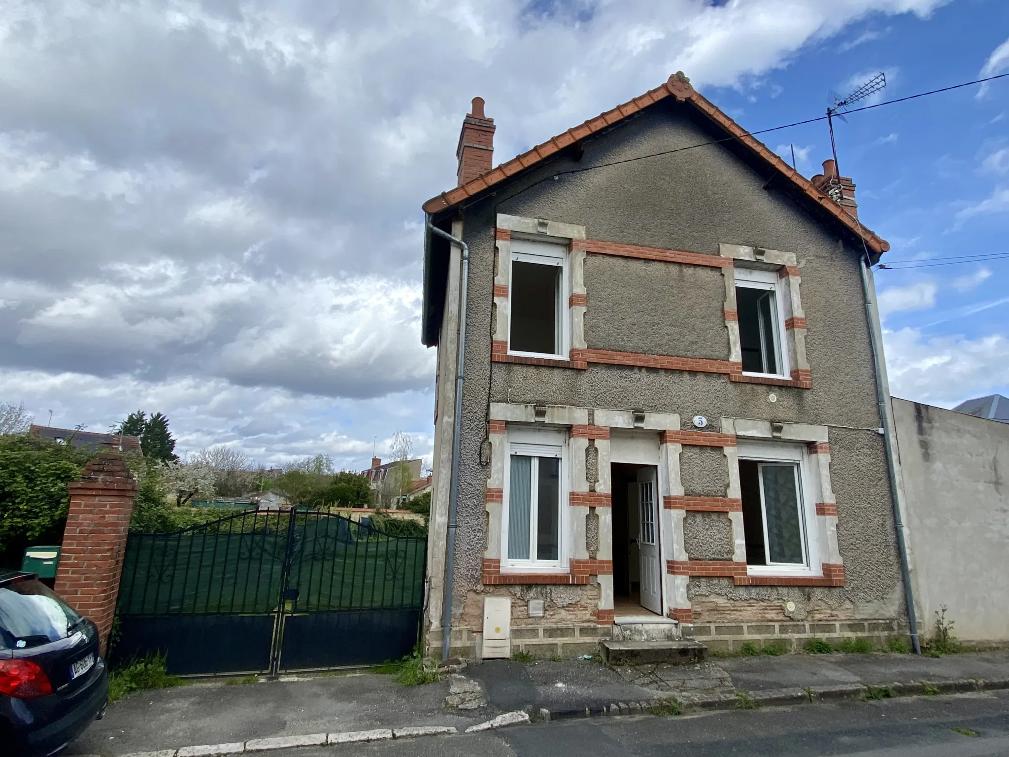 Maison avec 3 chambres et 6 garages à Vierzon 