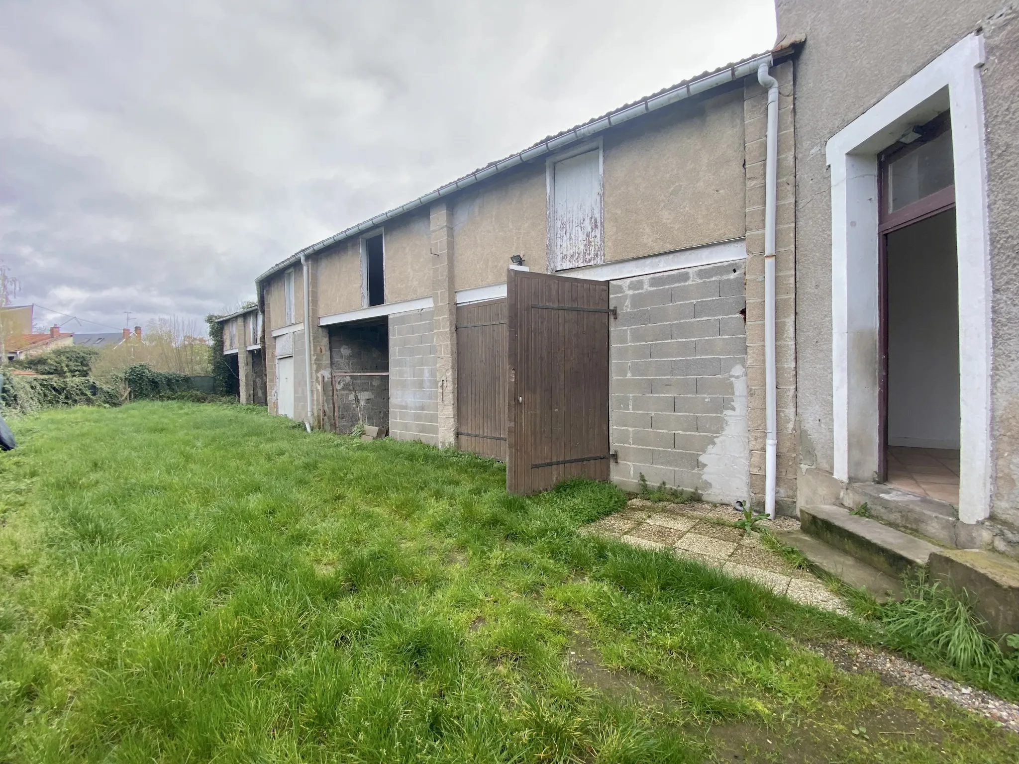 Maison avec 3 chambres et 6 garages à Vierzon 