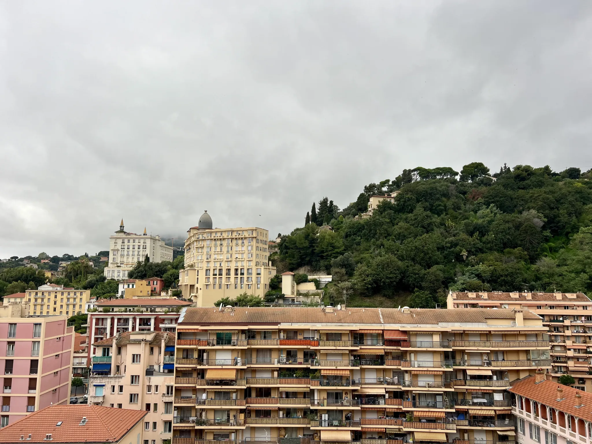 Appartement 2 pièces à vendre à Menton avec terrasse et cave 