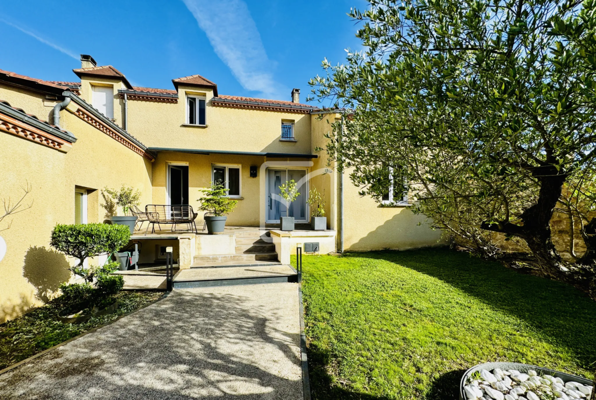 Maison de ville contemporaine à Gourdon - 270 m² avec jardin 