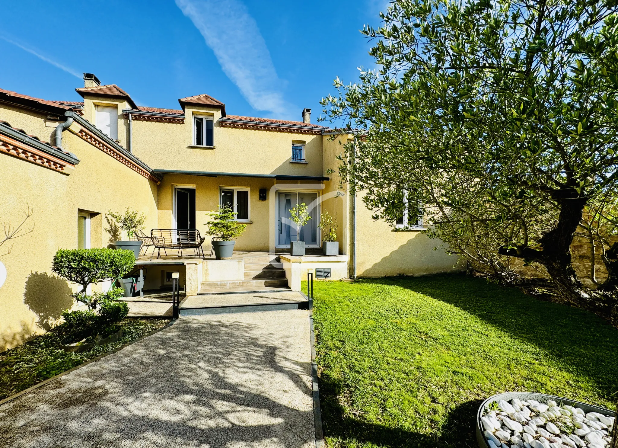 Maison de ville contemporaine à Gourdon - 270 m² avec jardin 