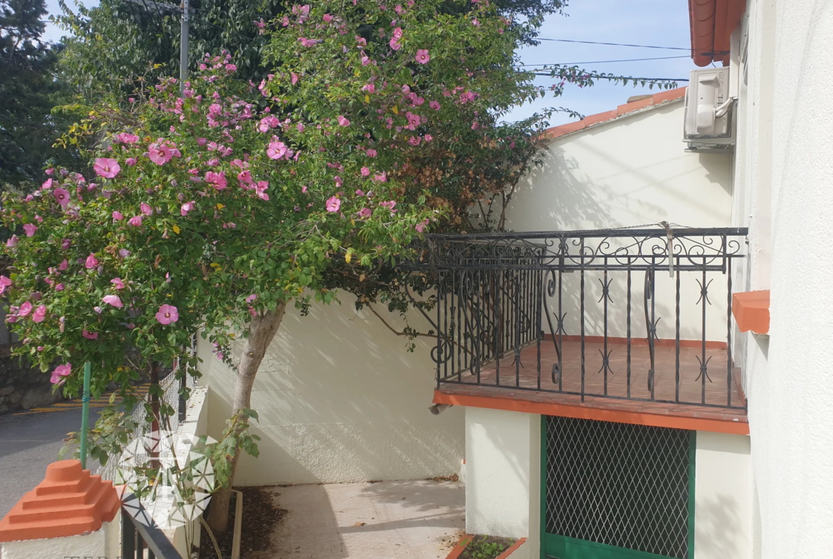 Belle Maison de Ville Rénovée à Sorede avec Terrasse et Cour 