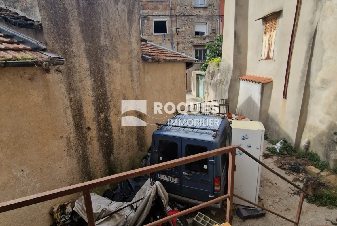 Maison à rénover à Lodève, 4 pièces avec cour attenante 