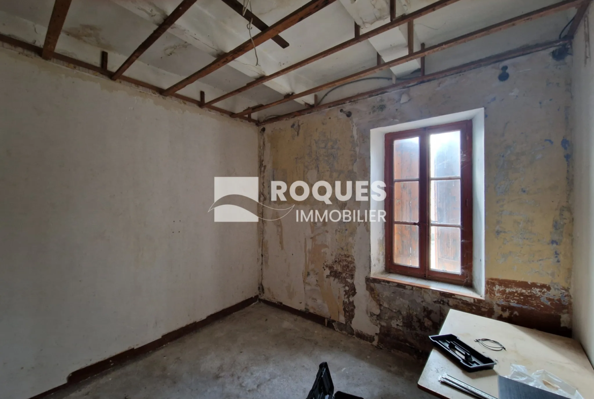 Maison à rénover à Lodève, 4 pièces avec cour attenante 