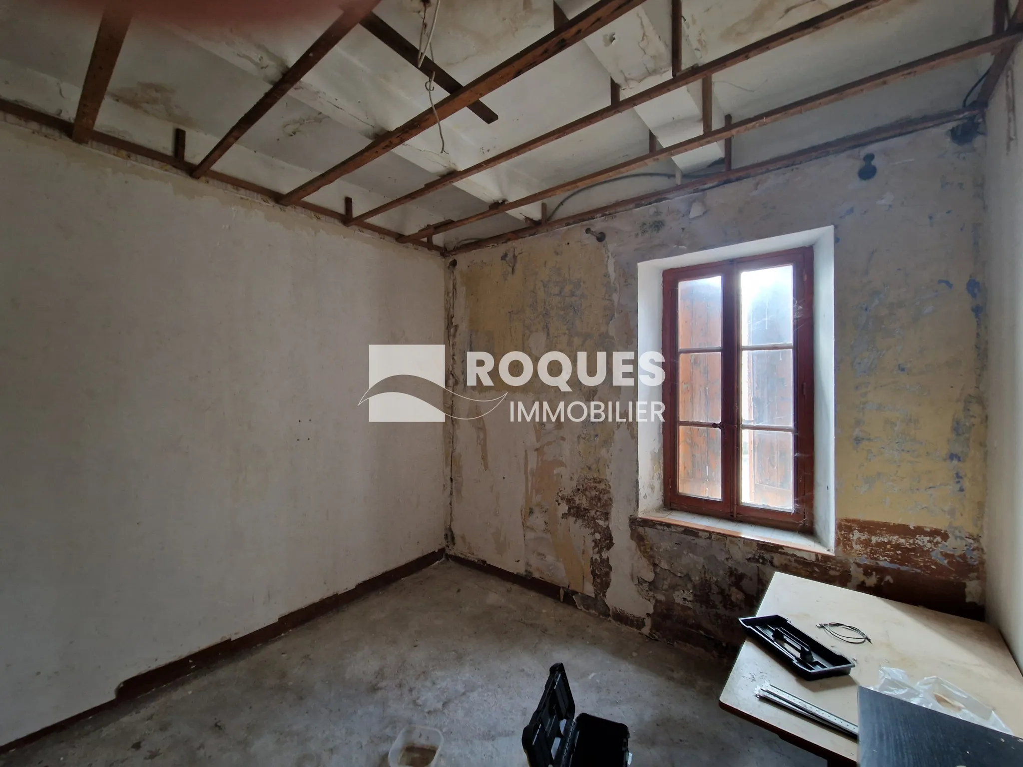 Maison à rénover à Lodève, 4 pièces avec cour attenante 