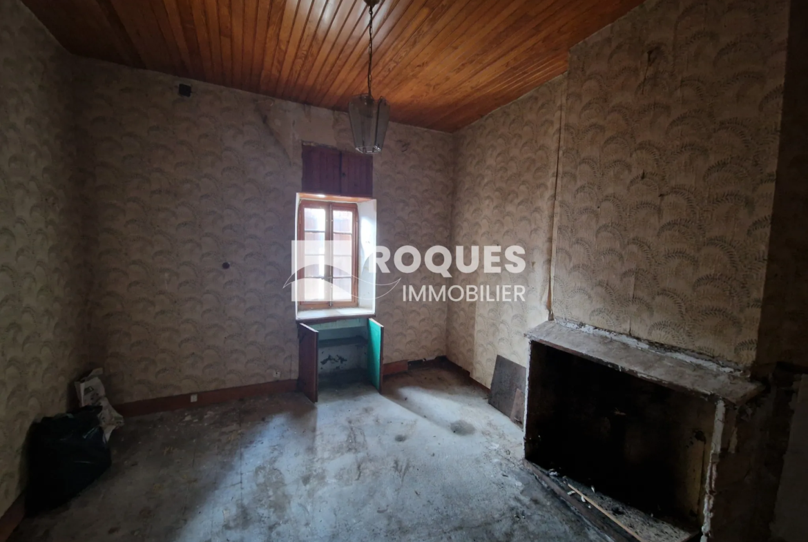 Maison à rénover à Lodève, 4 pièces avec cour attenante 