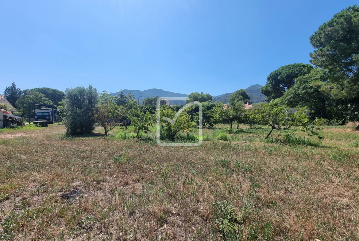 Terrain constructible de 1100m2 avec superbe vue sur les Albères 