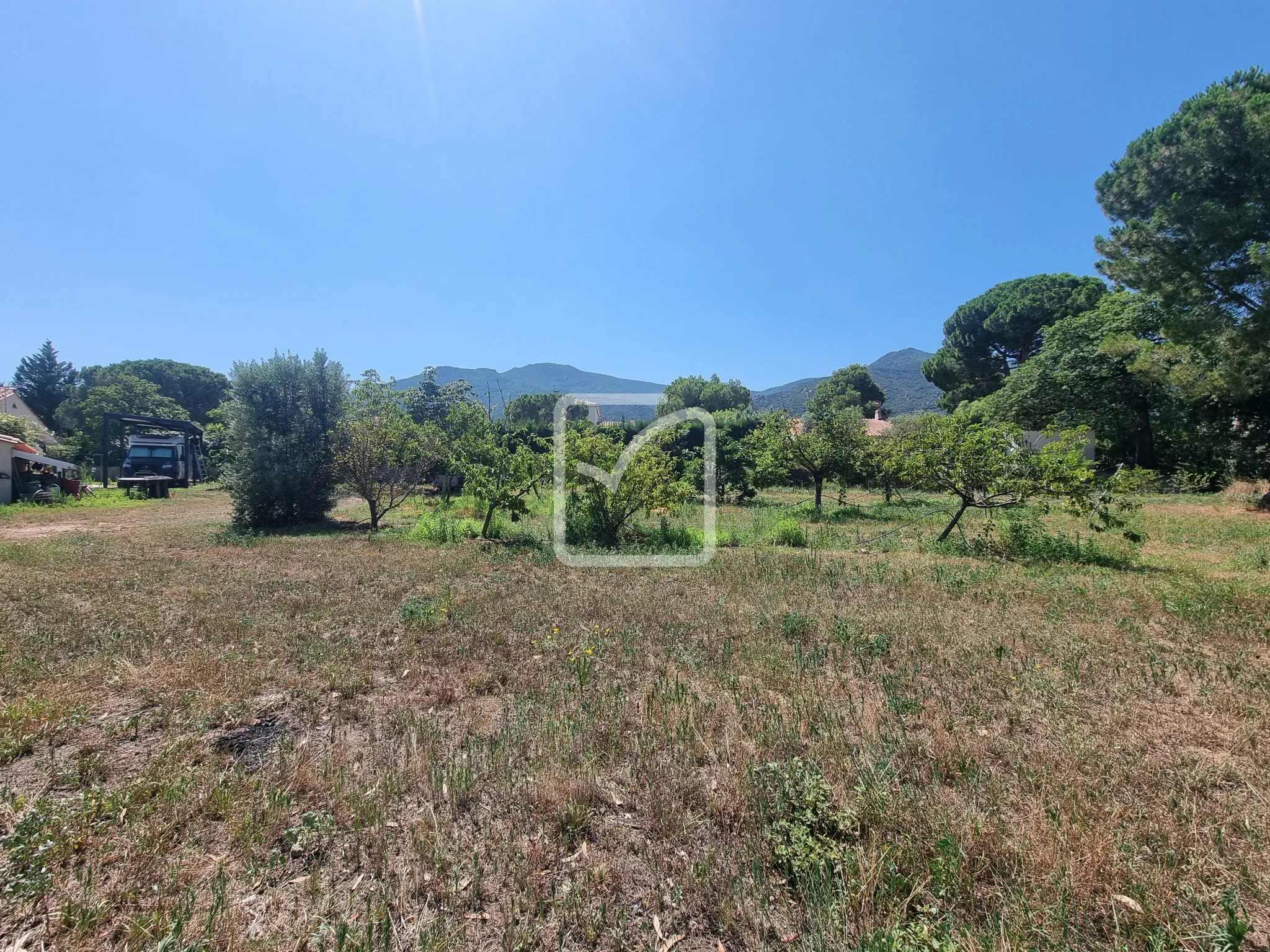 Terrain constructible de 1100m2 avec superbe vue sur les Albères 