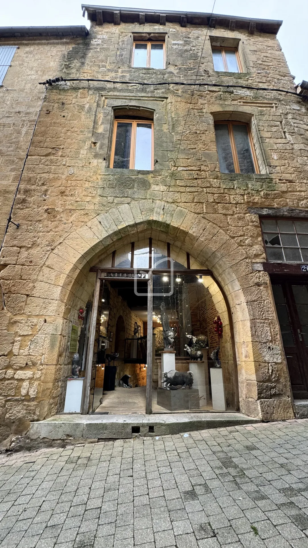 Immeuble en Pierre avec Galerie d'Art à Gourdon - Opportunité Investissement 