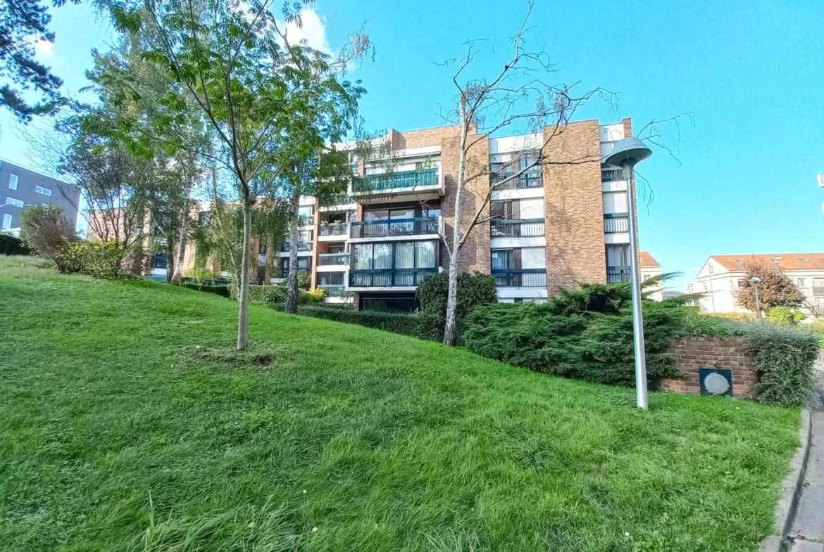 Appartement 3 pièces à vendre à Créteil, excellent état, avec balcon et box 