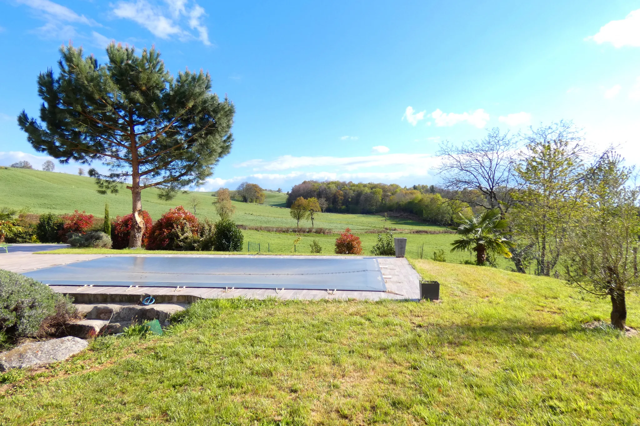 Maison de plain-pied avec piscine et garage à Aurillac 