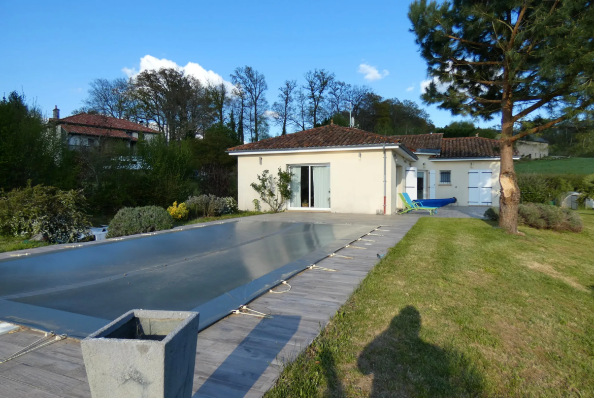 Maison de plain-pied avec piscine et garage à Aurillac 