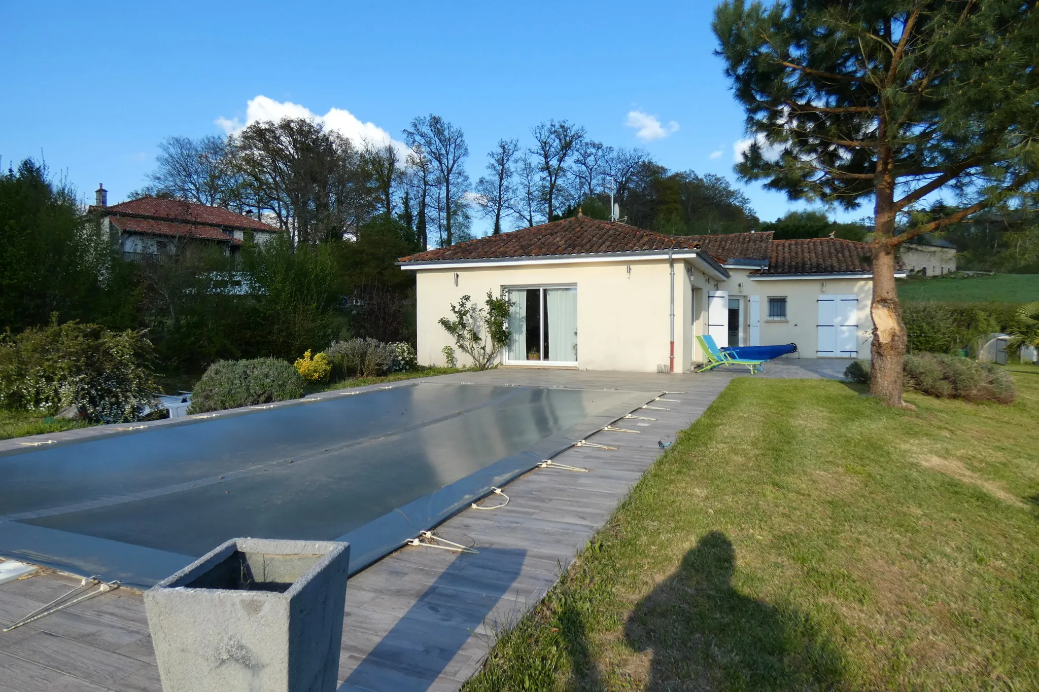 Maison de plain-pied avec piscine et garage à Aurillac 