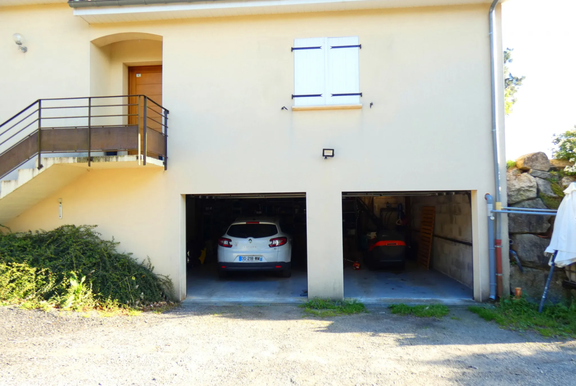 Maison de plain-pied avec piscine et garage à Aurillac 