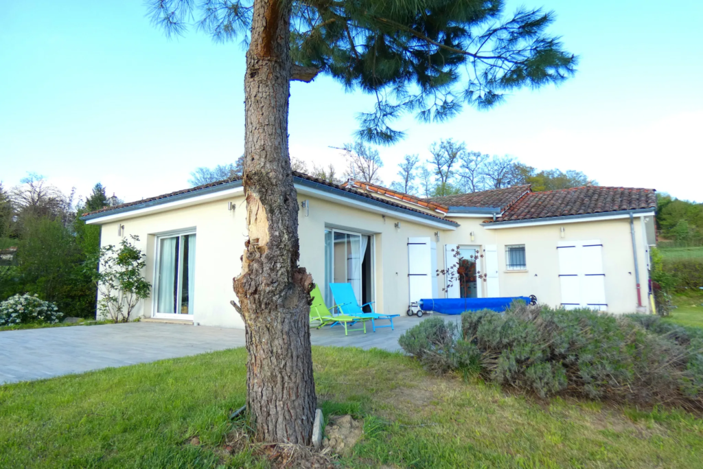 Maison de plain-pied avec piscine et garage à Aurillac