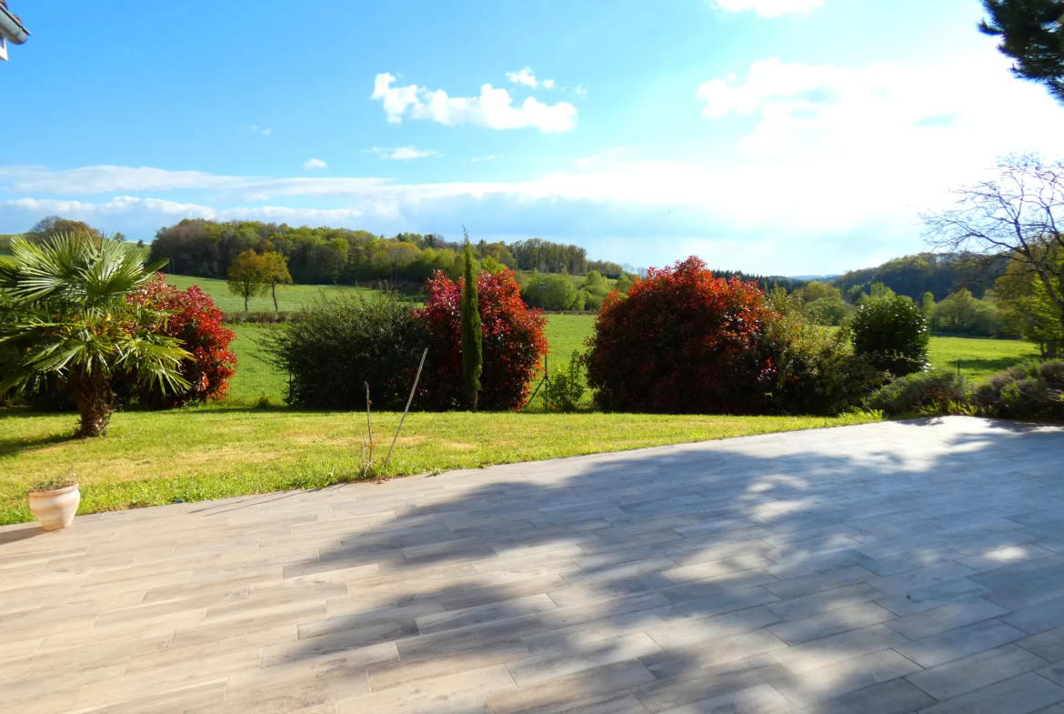 Maison de plain-pied avec piscine et garage à Aurillac 