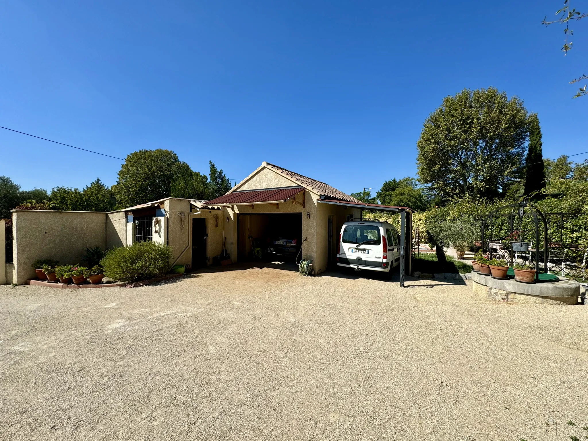 Maison rénovée avec jardin à Jonquières, 3 chambres et garage 