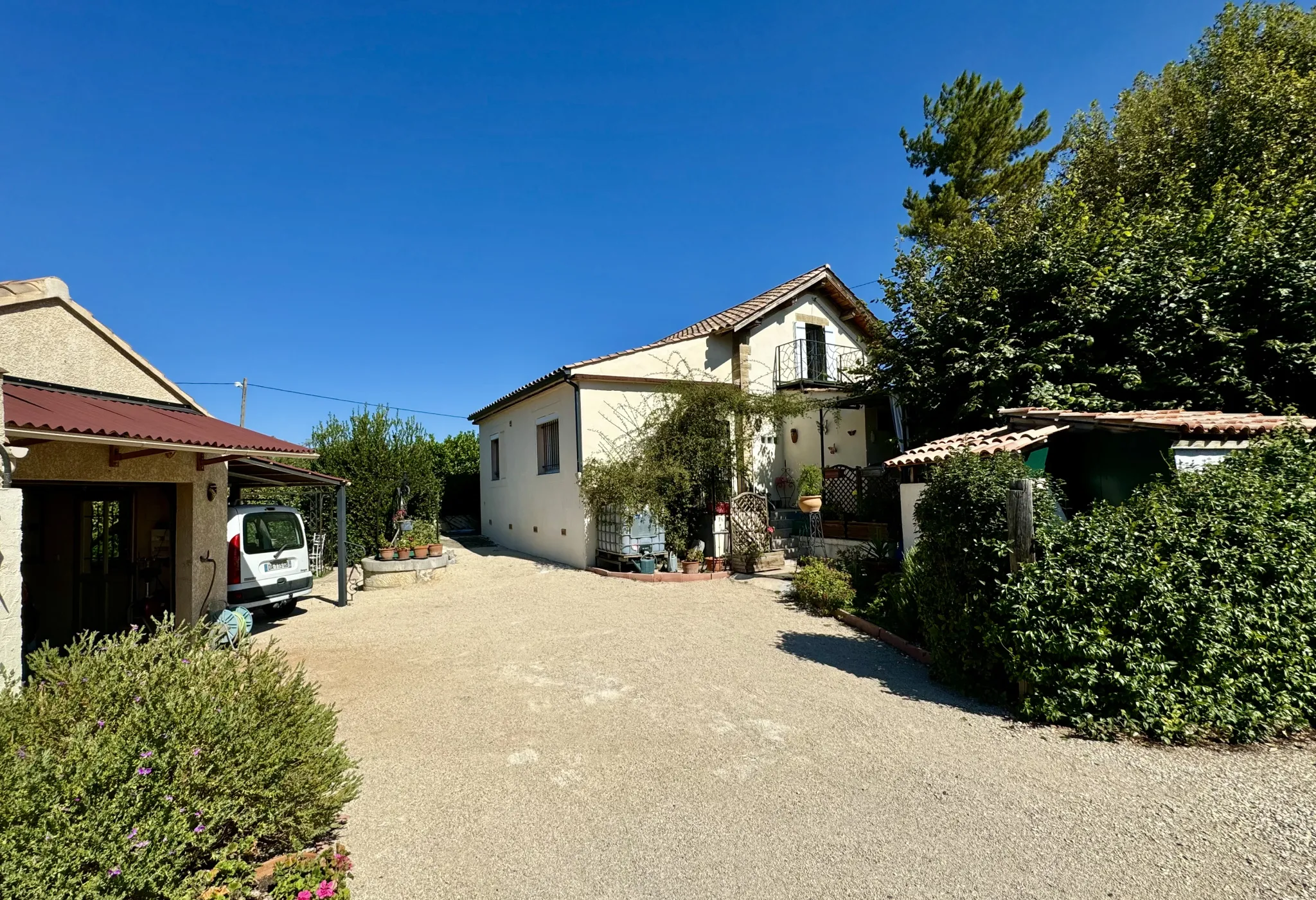 Maison rénovée avec jardin à Jonquières, 3 chambres et garage 