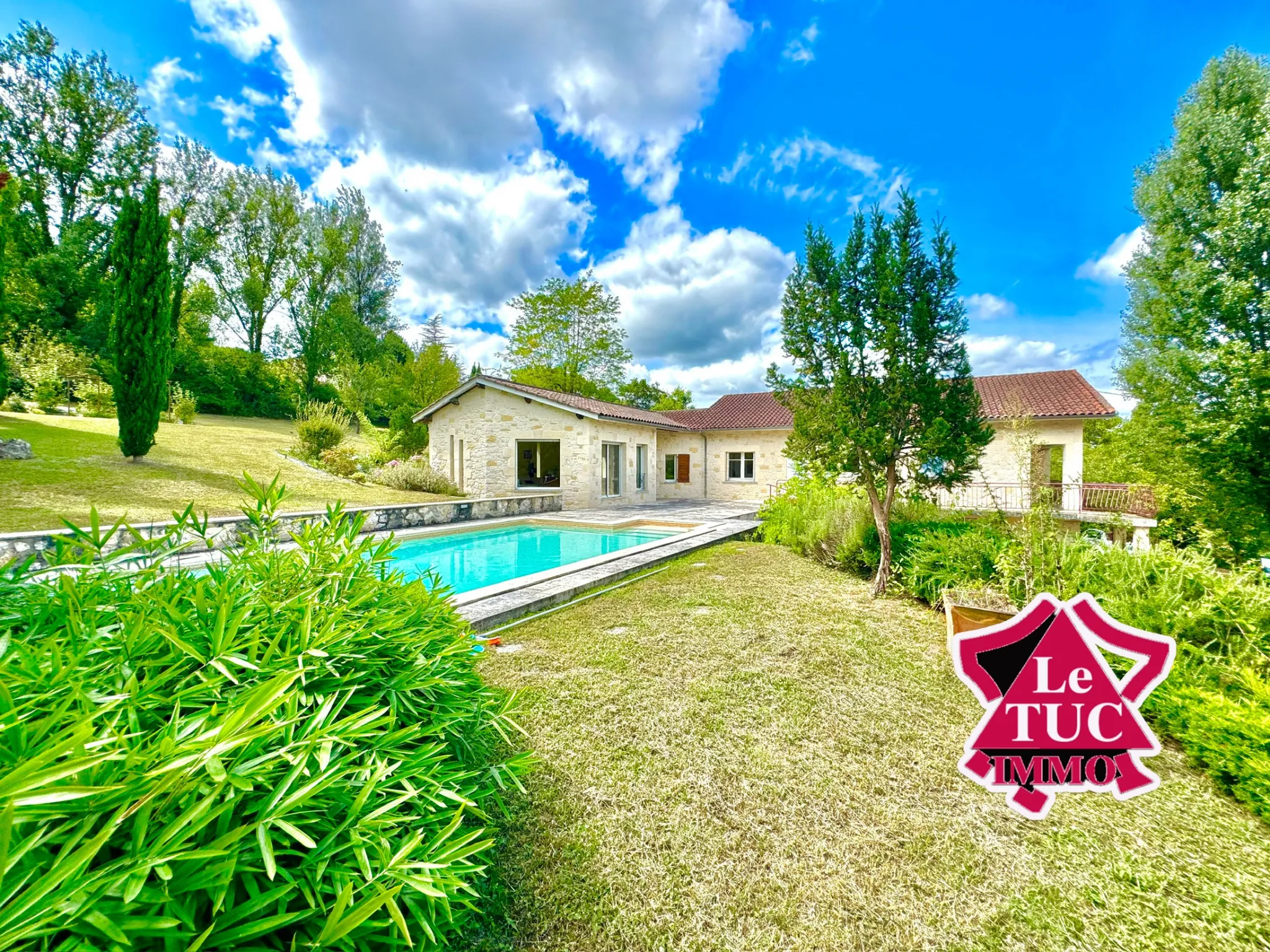 Maison contemporaine avec piscine et jardin de 5111 m² à Penne d'Agenais 