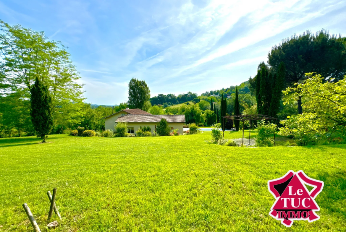 Maison contemporaine avec piscine et jardin de 5111 m² à Penne d'Agenais 