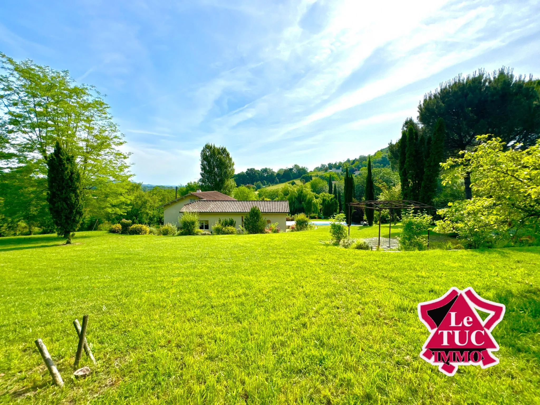 Maison contemporaine avec piscine et jardin de 5111 m² à Penne d'Agenais 