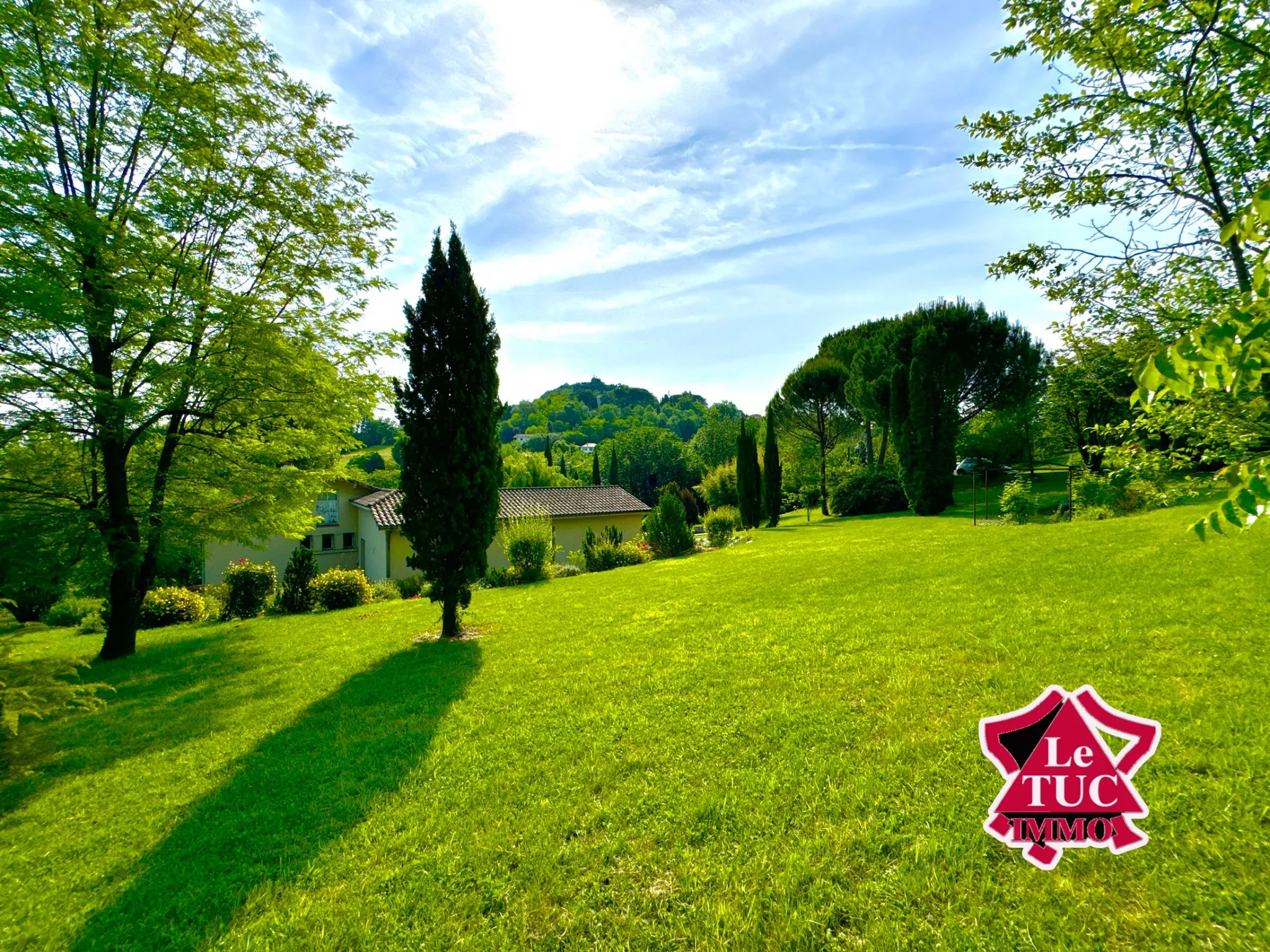 Maison contemporaine avec piscine et jardin de 5111 m² à Penne d'Agenais 