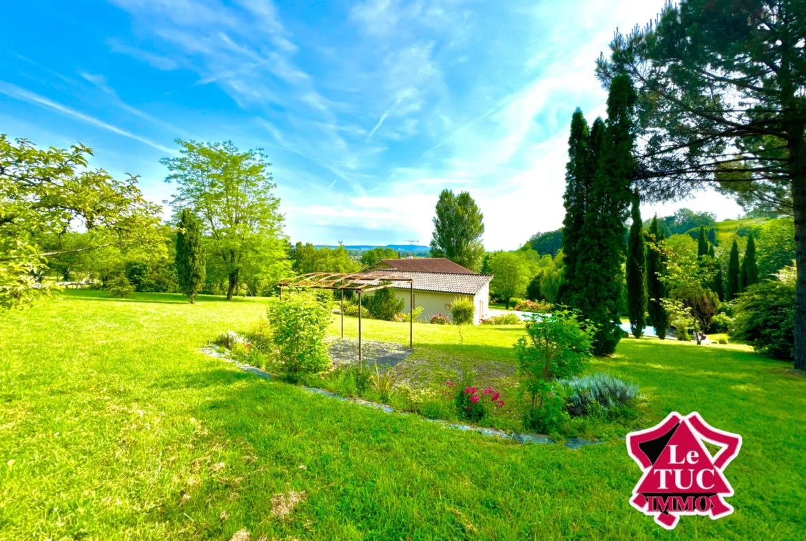 Maison contemporaine avec piscine et jardin de 5111 m² à Penne d'Agenais 