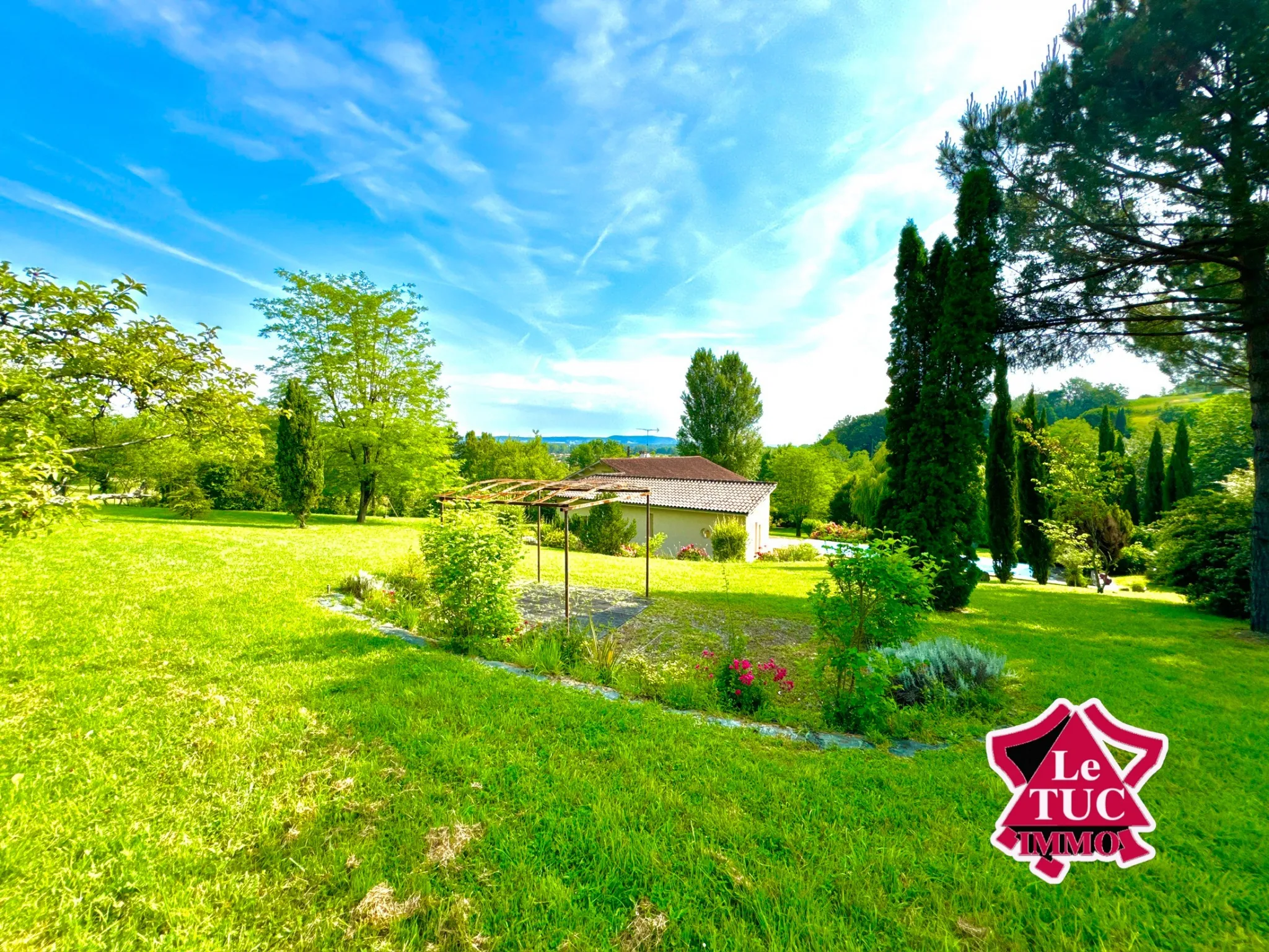 Maison contemporaine avec piscine et jardin de 5111 m² à Penne d'Agenais 