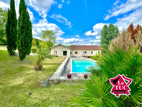 Maison contemporaine avec piscine et jardin de 5111 m² à Penne d'Agenais