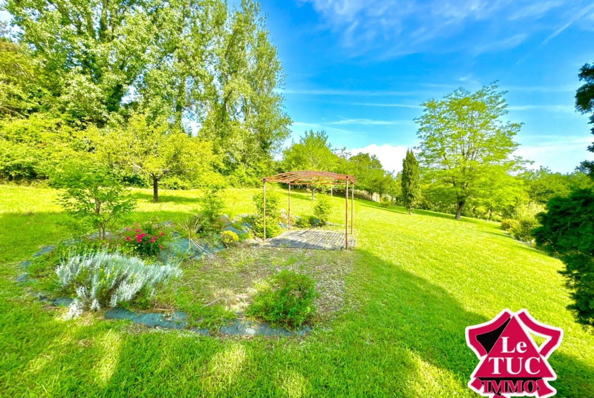 Maison contemporaine avec piscine et jardin de 5111 m² à Penne d'Agenais 