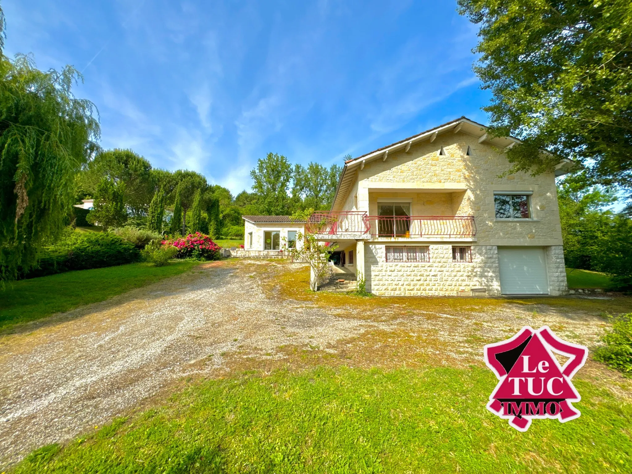 Maison contemporaine avec piscine et jardin de 5111 m² à Penne d'Agenais 