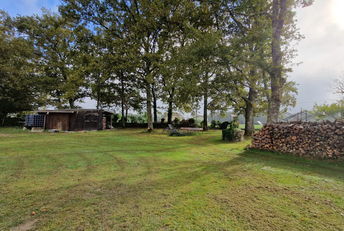 Maison de plain pied avec joli terrain arboré à Cudos 