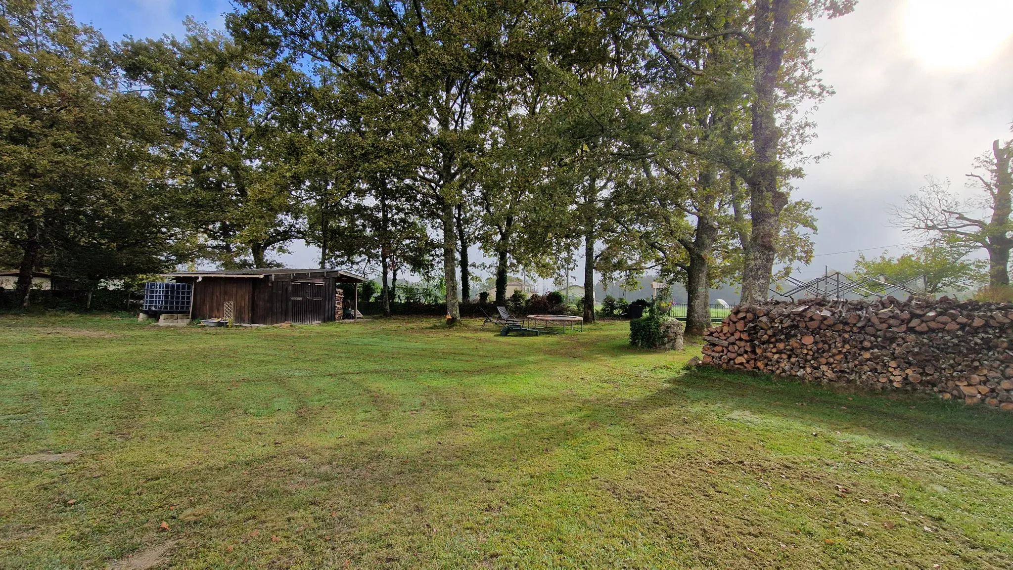 Maison de plain pied avec joli terrain arboré à Cudos 