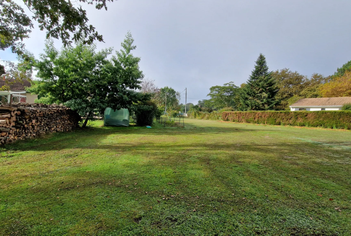 Maison de plain pied avec joli terrain arboré à Cudos 