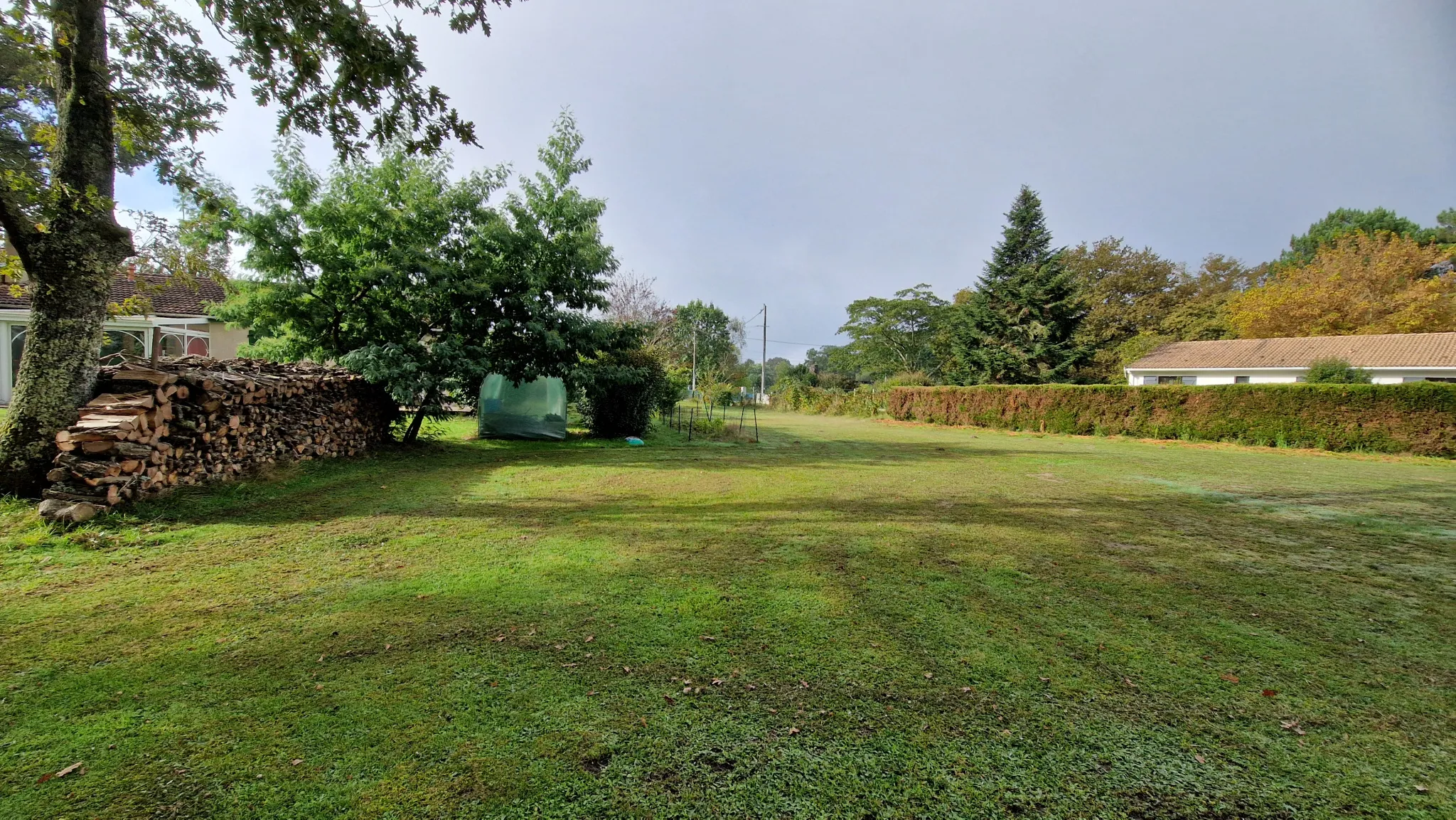 Maison de plain pied avec joli terrain arboré à Cudos 