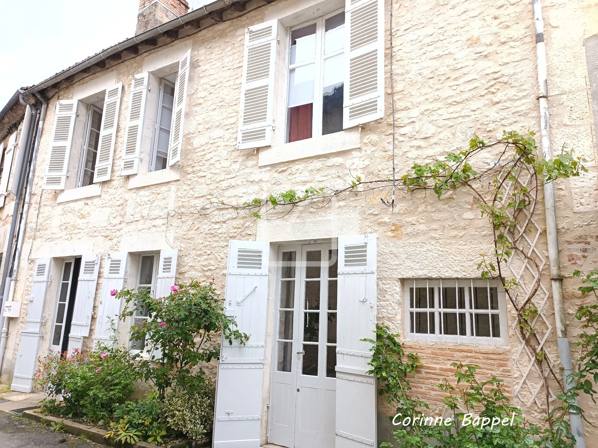 Superbe maison de village à Cubjac, idéale pour des vacances 