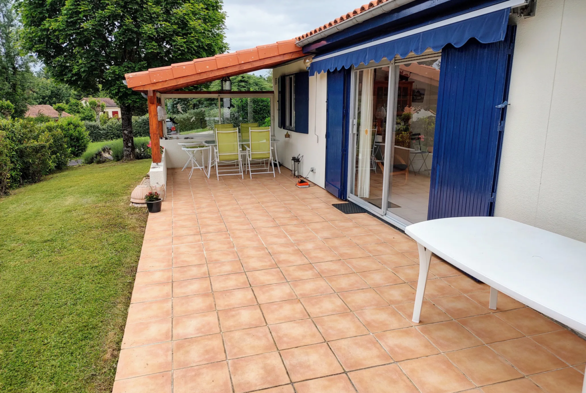 Maison de plain-pied avec 3 chambres à Ecuras, village Le Chat 