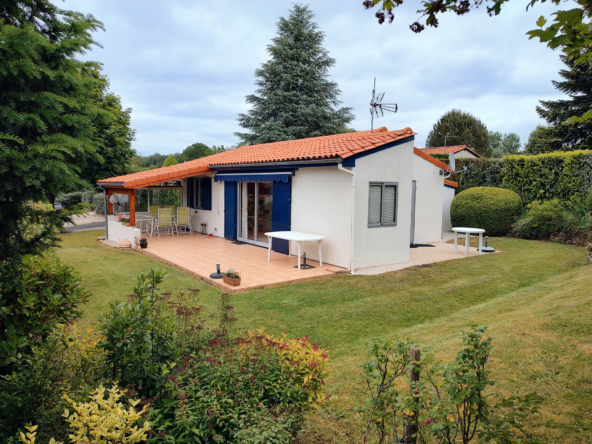 Maison de plain-pied avec 3 chambres à Ecuras, village Le Chat