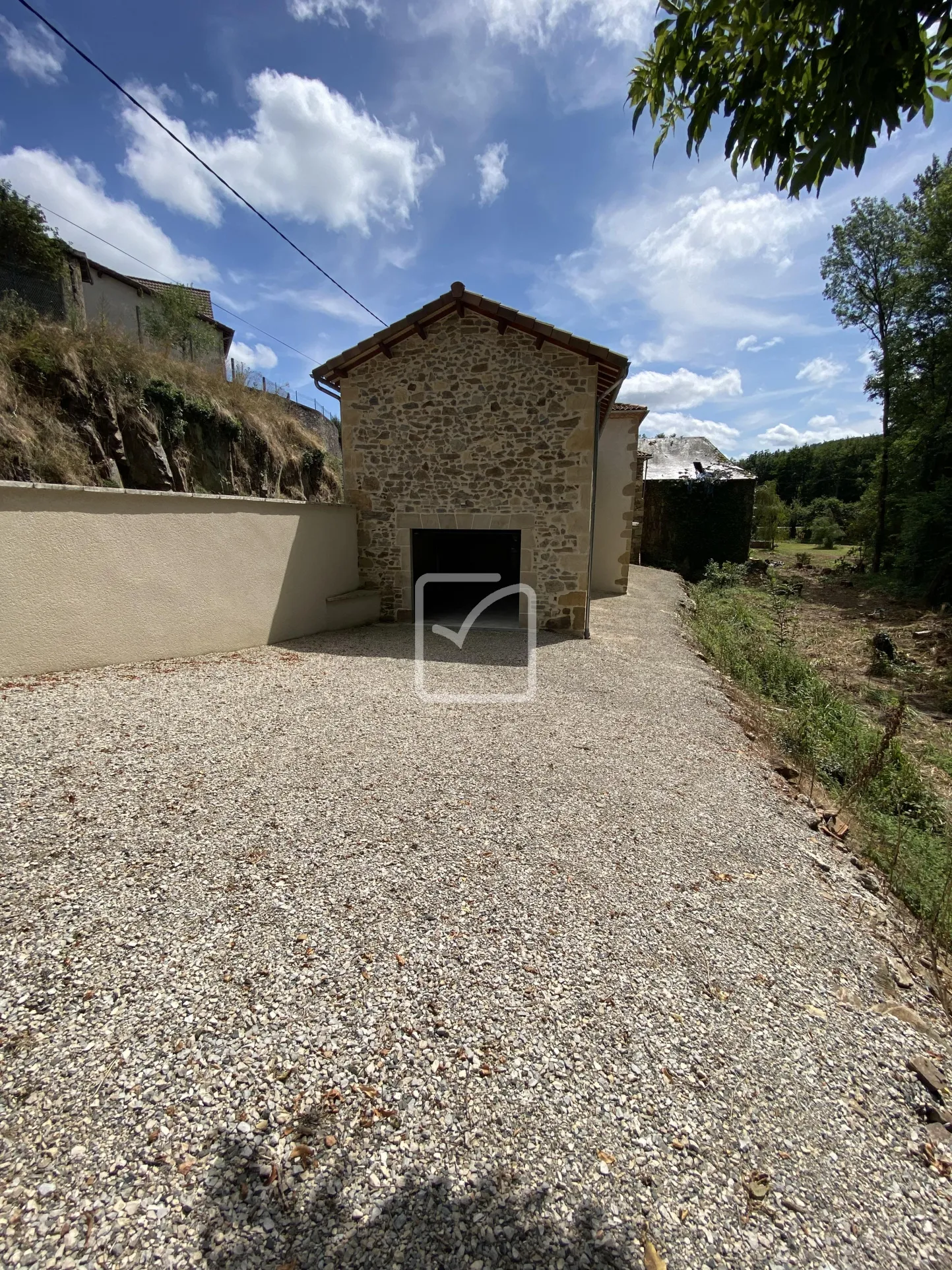 Très jolie maison en pierre à Terrou, état neuf 