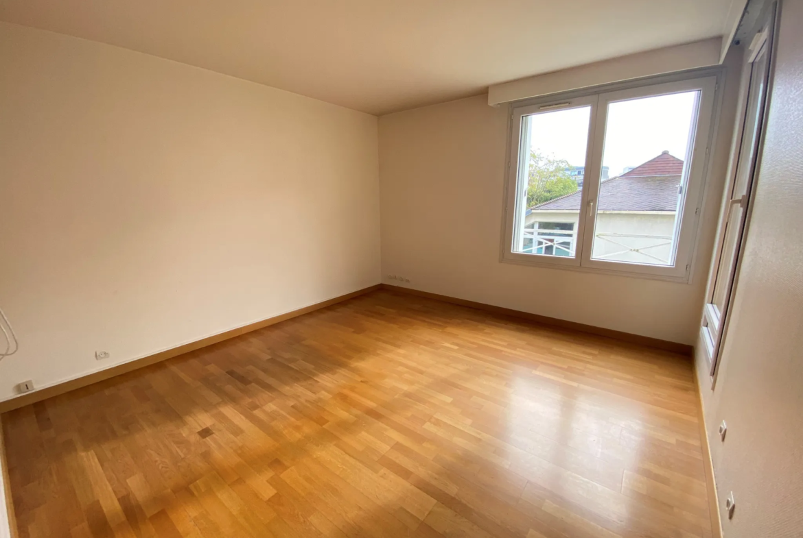 À vendre : Appartement 2 pièces de 64 m² à Viry Châtillon Centre Ville 