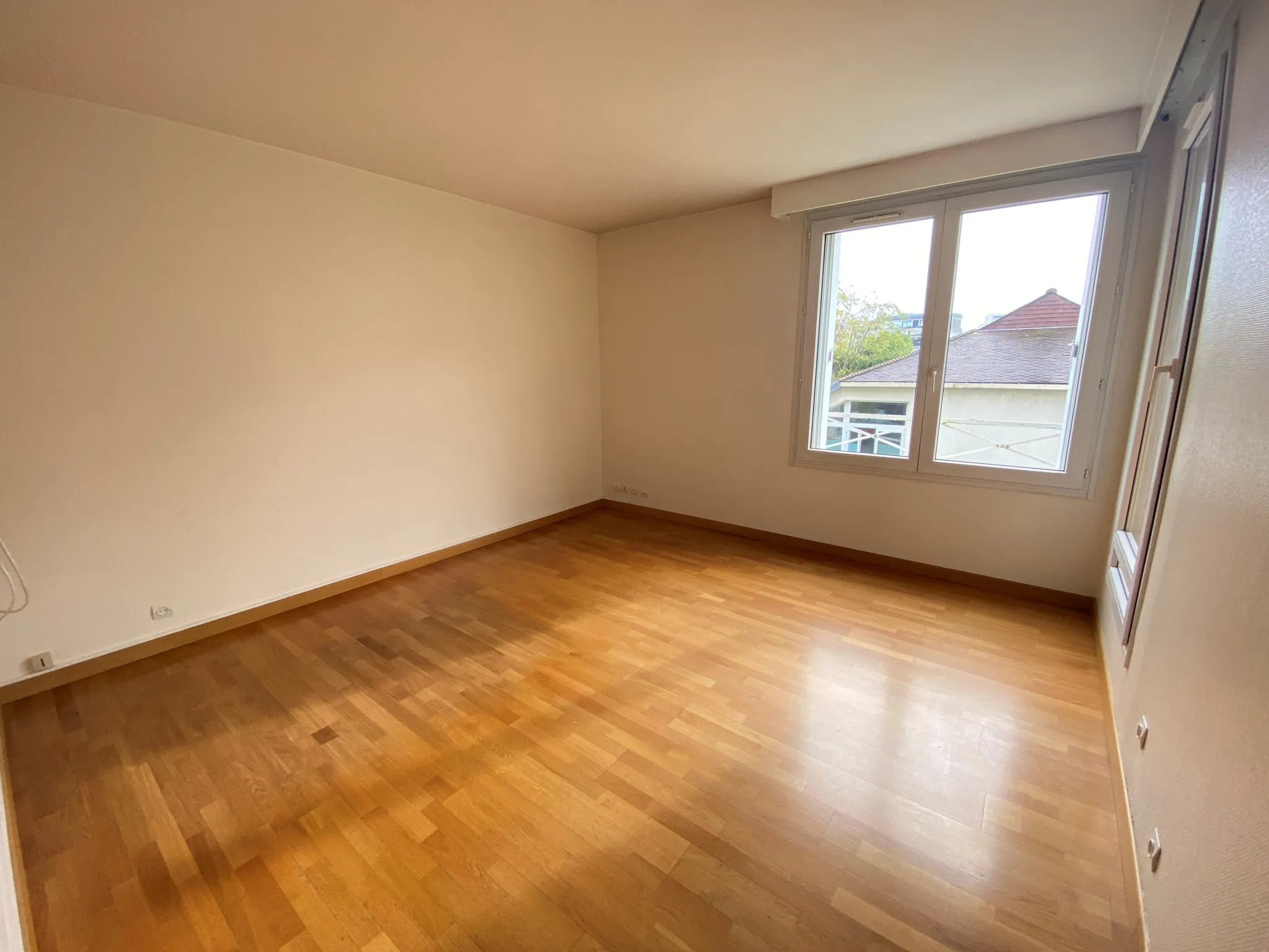 À vendre : Appartement 2 pièces de 64 m² à Viry Châtillon Centre Ville 