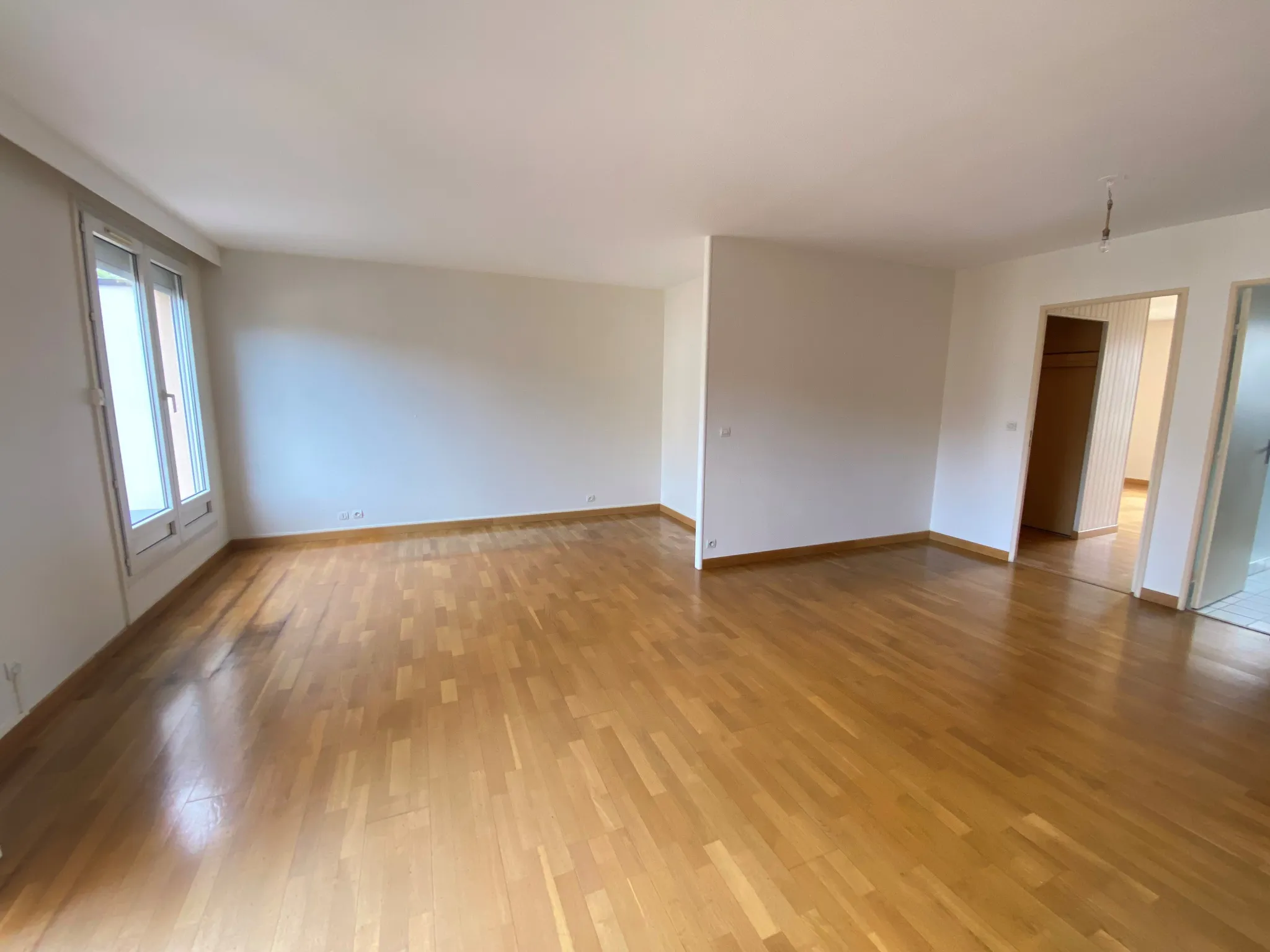 À vendre : Appartement 2 pièces 64 m² à Viry Châtillon centre-ville 